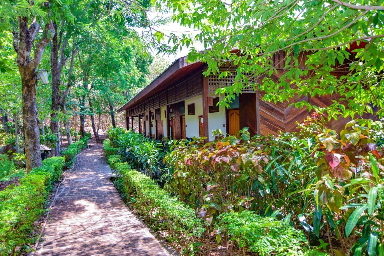 Popa Mountain Resort Mount Popa Exterior photo